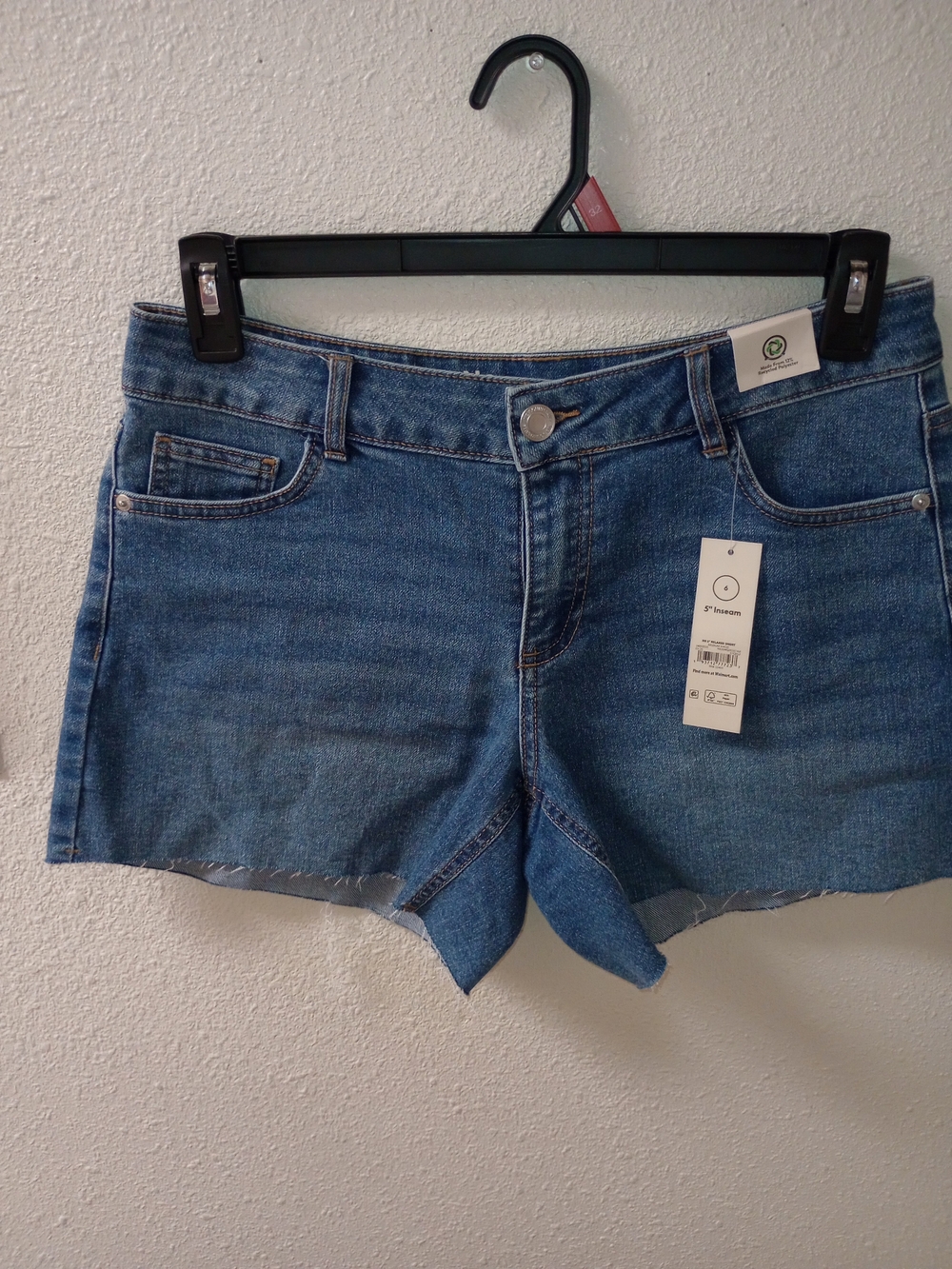No Boundaries Women's High Rise Raw Hem Denim Shorts Medium Wash Size 6 NWT